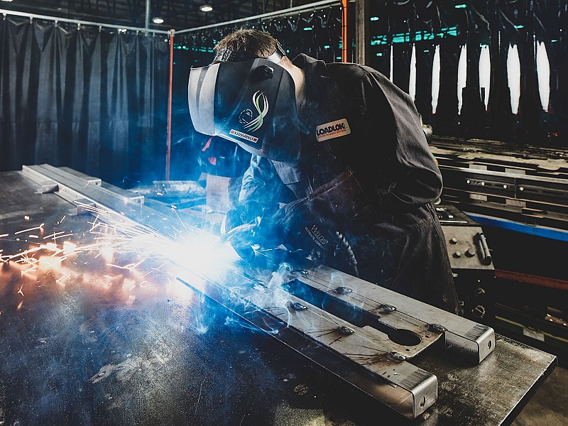 Un technicien LoadLok soude une solution sur mesure pour le contrôle des cargaisons à Hirwaun, au Pays de Galles.