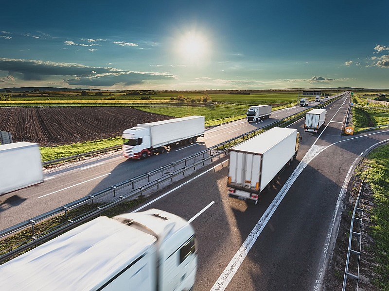 Naczepy jeżdżące po drogach, dostarczające produkty LoadLok do naszych klientów